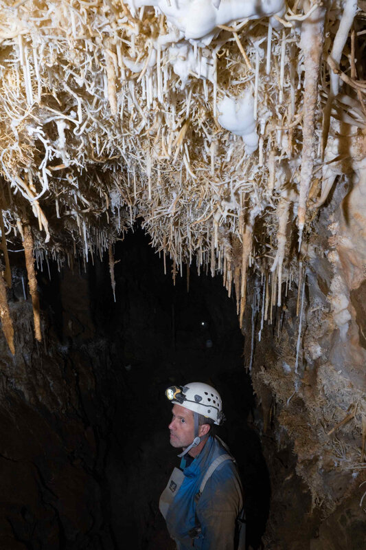 Alexis sous une pluie de stalagtites