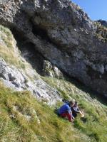 le gouffre derrière les gens, et la grotte à explorer !