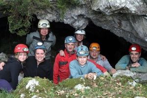 un-des-groupes-de-visiteurs-a-l-entree-de-bijou-avant-de_910601_490x327p