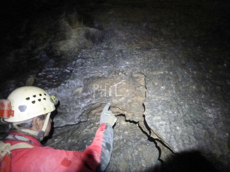 Michel examine de près une inscription P H F(?) L