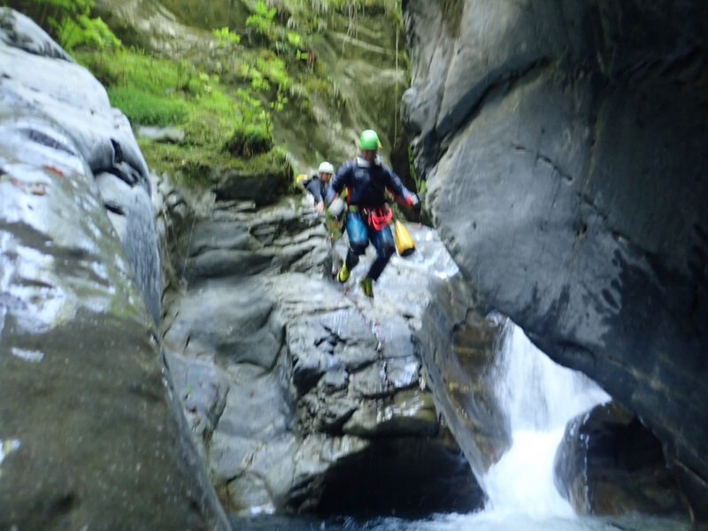 Plif et plouf sont dans un canyon.