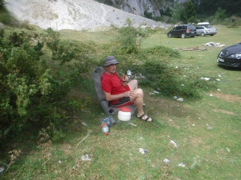 Un vieux montagnard qui passait par là, pris la main dans la gamelle.