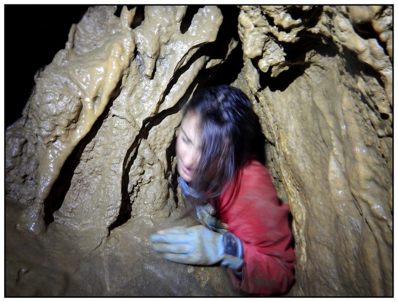 Elise dans le trou de serrure